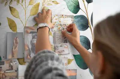 Tablica korkowa dla dzieci z wzorem liści roślin