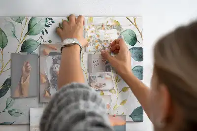Tablica korkowa dla dzieci z wzorem liści roślin