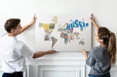 Tablica korkowa Napisy tworzące mapę