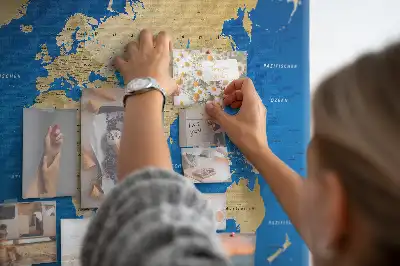 Tablica korkowa z mapą świata i krajami