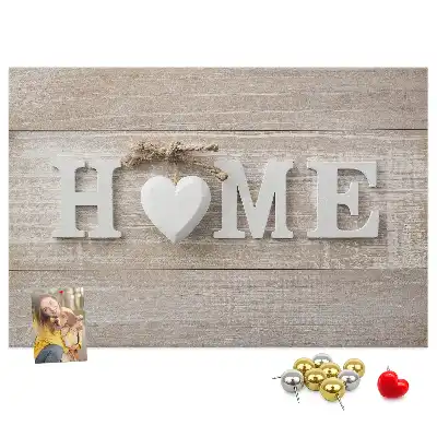Korkowa tablica na ścianę z napisem Home