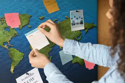 Korkowa tablica z konturami państw świata