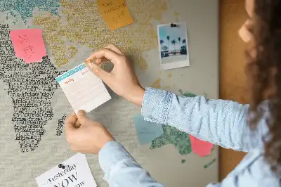 Tablica korkowa dla dzieci Mapa świata z liter