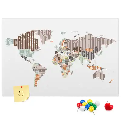 Tablica korkowa z mapą i kolorowymi literami