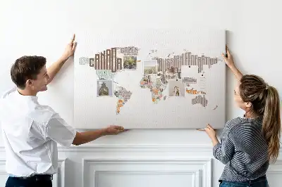 Tablica korkowa z mapą i kolorowymi literami