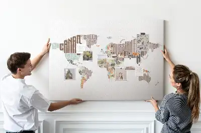 Tablica korkowa z mapą i kolorowymi literami