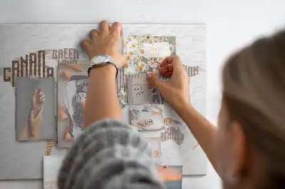 Tablica korkowa z mapą i kolorowymi literami