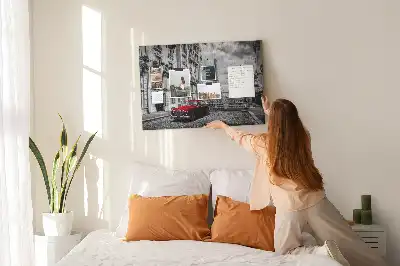 Tablica korkowa dla dzieci z motywem starego samochodu w mieście