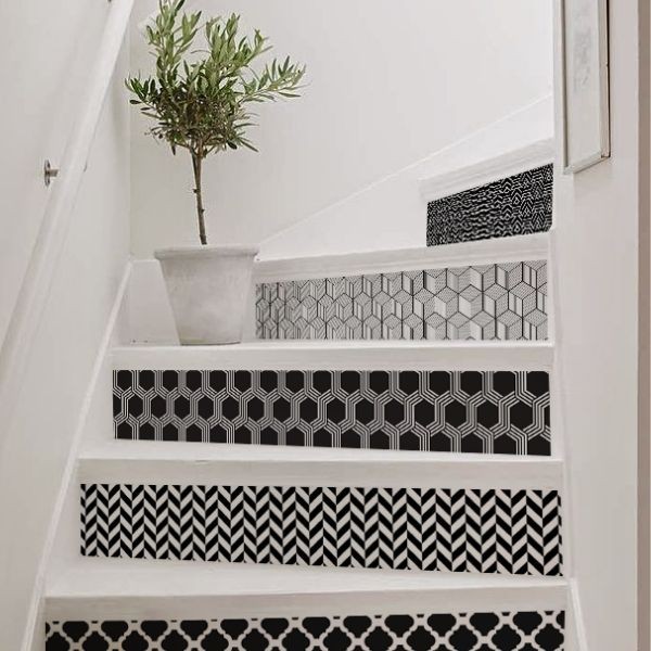 Czarno-białe naklejki na schody 